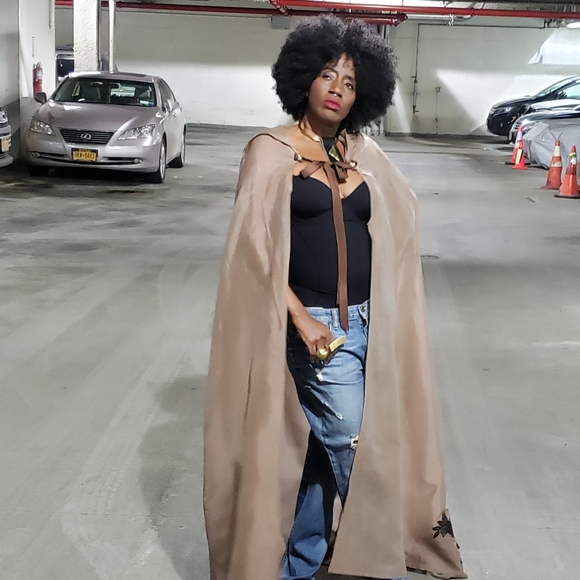 Pre-owned Cape - Picture 3 of 7